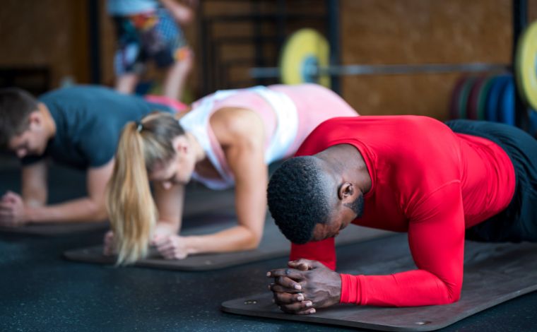 Foto: Getty Images - Os exercÃ­cios isomÃ©tricos sÃ£o caracterizados pela contraÃ§Ã£o muscular sem que haja a realizaÃ§Ã£o de movimentos. Consiste em ficar estÃ¡tico, em uma posiÃ§Ã£o especÃ­fica, durante a execuÃ§Ã£o do exercÃ­cio