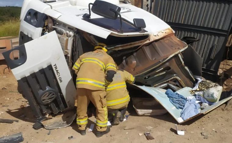 Motorista morre em tombamento de carreta na BR-251 em MG; carga de bois foi saqueada