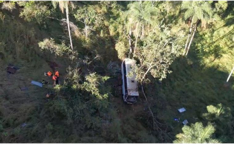 Micro-ônibus com venezuelanos capota e deixa um morto e 12 feridos na BR-354, em MG