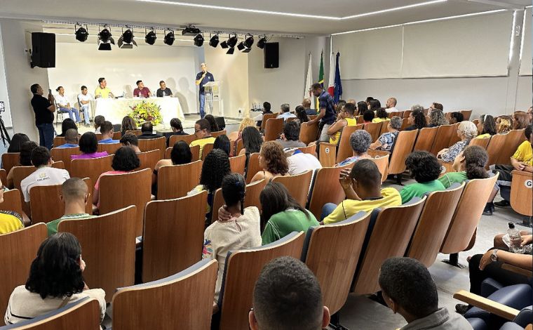 Foto: DivulgaÃ§Ã£o - AlÃ©m da reforma do auditÃ³rio, Douglas Melo jÃ¡ destinou recursos para a construÃ§Ã£o de uma quadra coberta para a instituiÃ§Ã£o, financiamento do transporte dos alunos por dois anos e a aquisiÃ§Ã£o de um veÃ­culo