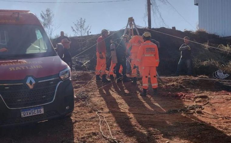 Foto: DivulgaÃ§Ã£o/CBMMG - De acordo com o Corpo de Bombeiros, uma testemunha relatou que a vÃ­tima e ela atearam fogo em um terreno com desnÃ­vel na vegetaÃ§Ã£o com o objetivo de 