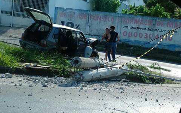 Mulher bate o carro em poste e se nega a soprar o bafômetro