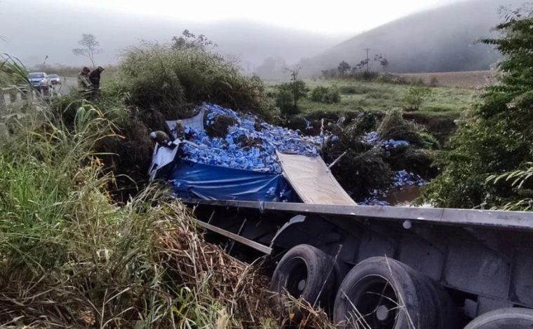 Motorista morre após carretar carregada com leite bater em barranco e tombar na BR-251 em MG