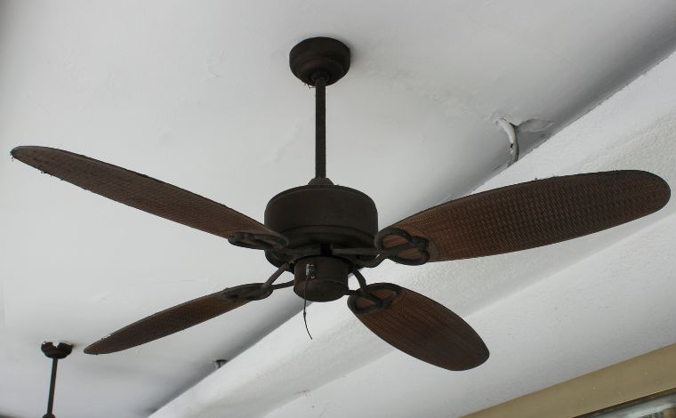 Ventilador de teto esquecido ligado provoca incêndio em hotel no Centro de Belo Horizonte 