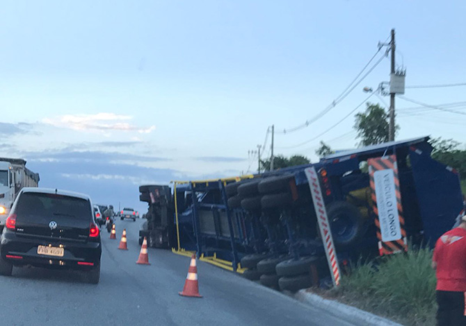 Carreta tomba em Matozinhos e deixa o trânsito lento na MG 424