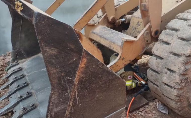 Idoso de 70 anos morre esmagado ao ser atingido por roda de pá carregadeira em MG