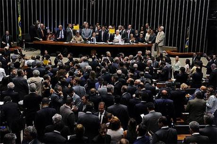 Governo reverte quadro e Câmara aprova urgência na Reforma Trabalhista