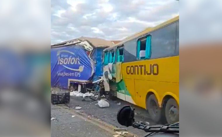 MG: colisão entre carreta e ônibus de viagem deixa mortos e feridos na BR-116; veja vídeo