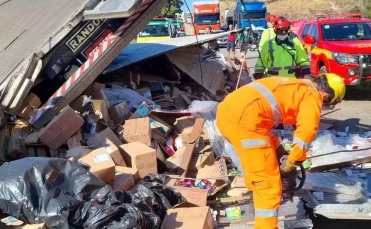 Motorista morre após carreta carregada com remédios tombar na BR-381 em MG