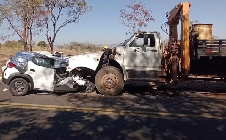 Três pessoas morrem e criança fica gravemente ferida em acidente na rodovia MG-413