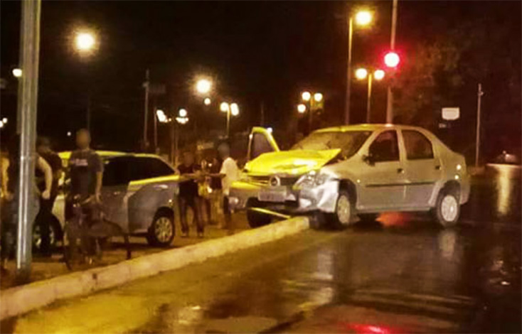 Duas pessoas ficam feridas em acidente na Avenida Norte Sul