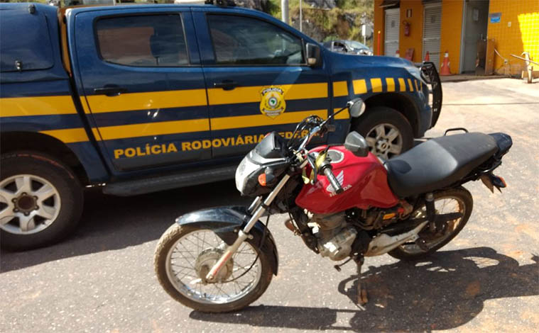 PRF prende dupla suspeita de vários crimes viajando em moto adulterada