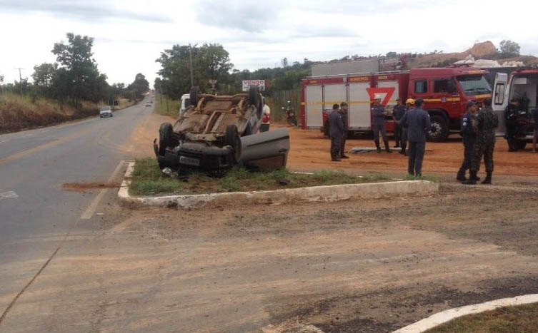 Capotamento deixa duas pessoas feridas em Sete Lagoas