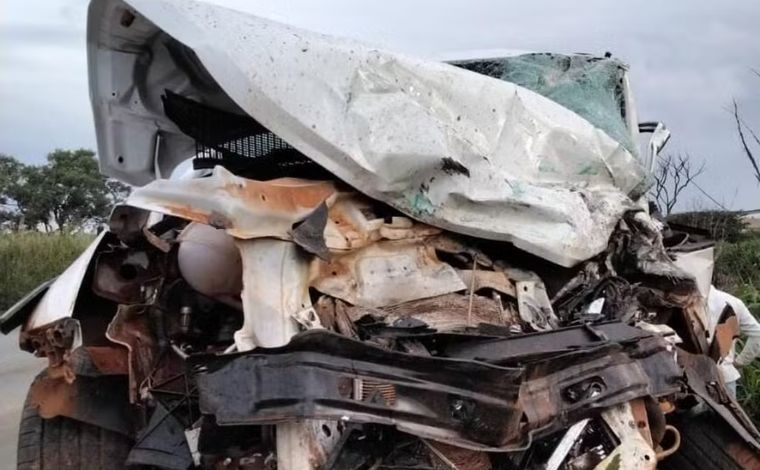 Motorista morre após carro ser esmagado por caminhão na BR-354, em MG