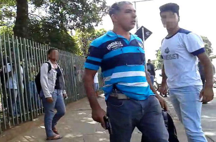 Homem é flagrado sacando arma na porta de escola em Sete Lagoas