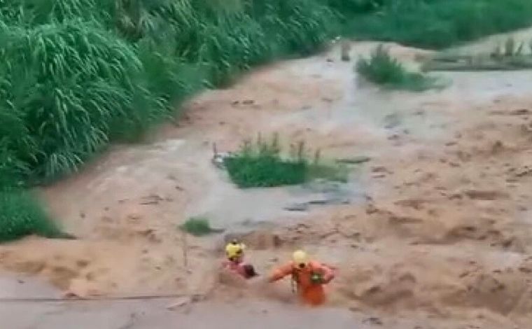 Adolescente fica com perna presa em pedra e é surpreendido por tromba d’água no interior de Minas 