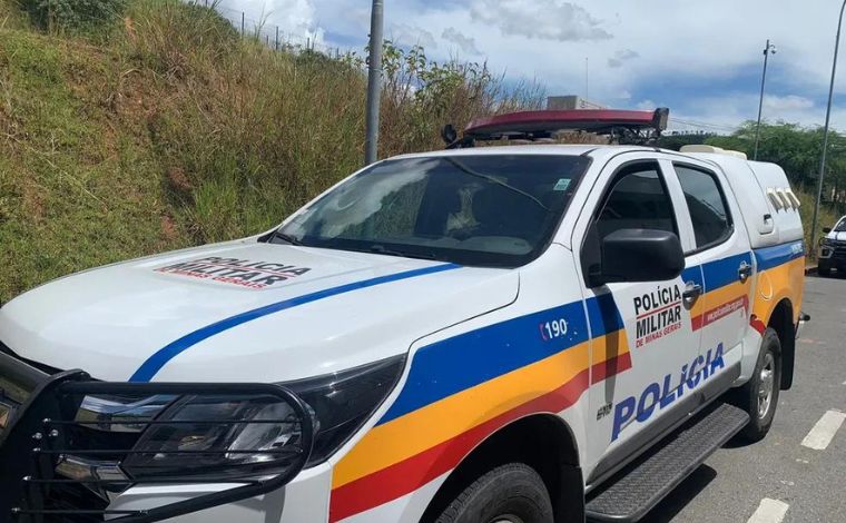 Corpo de homem é encontrado carbonizado e com sinais de violência na rodovia MG-040