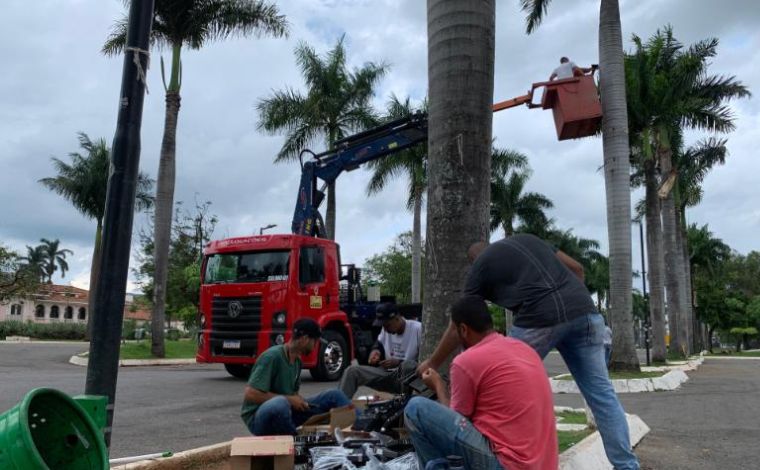 Decoração de Natal 2024 começa a ser instalada em Sete Lagoas após processo licitatório
