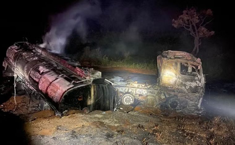 Motorista morre após carreta carregada com gasolina pegar fogo na BR-365, em MG