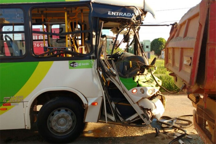 Coletivo bate na traseira de caminhão parado e deixa três pessoas feridas