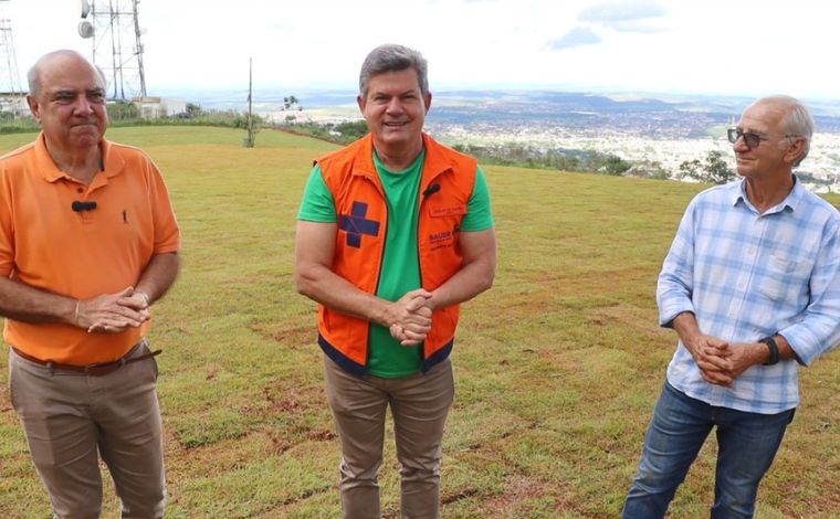 Espaço para eventos da Serra de Santa Helena recebe gramado e cercamento