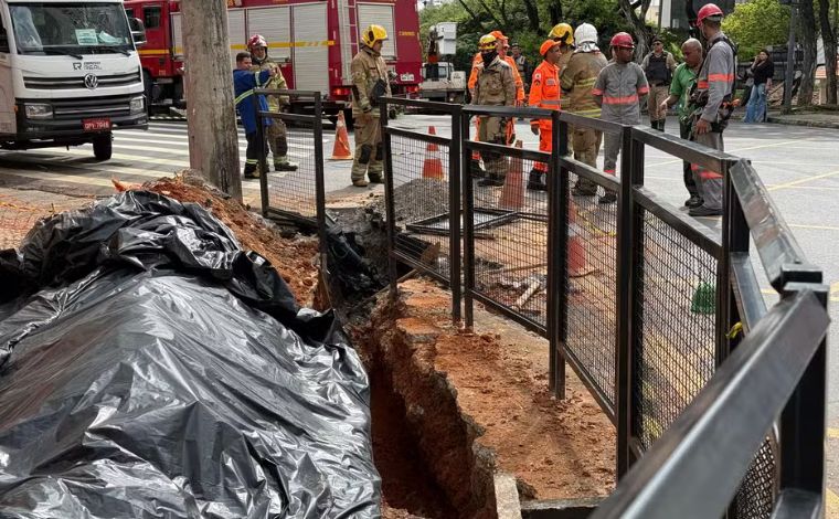 Vídeo: Operários atingem cabo de alta tensão e ficam gravemente feridos durante obra em BH