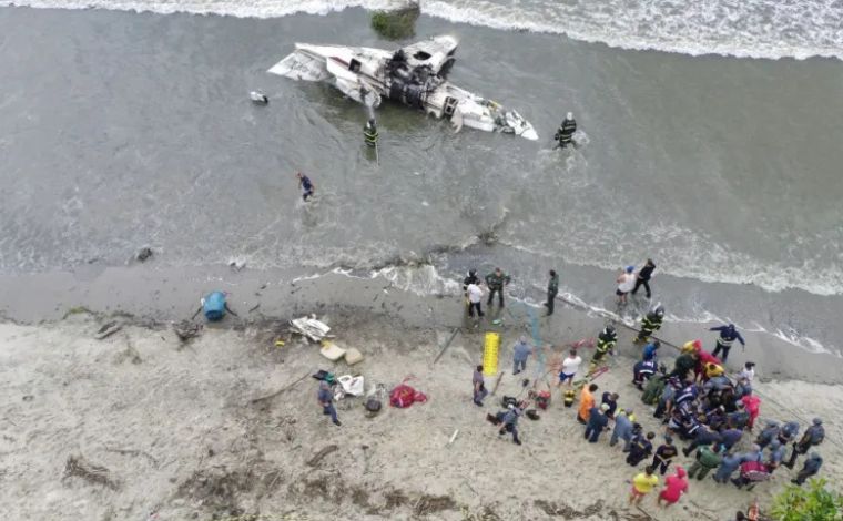 Vídeo: Queda de avião de pequeno porte em Ubatuba deixa um morto e vários feridos