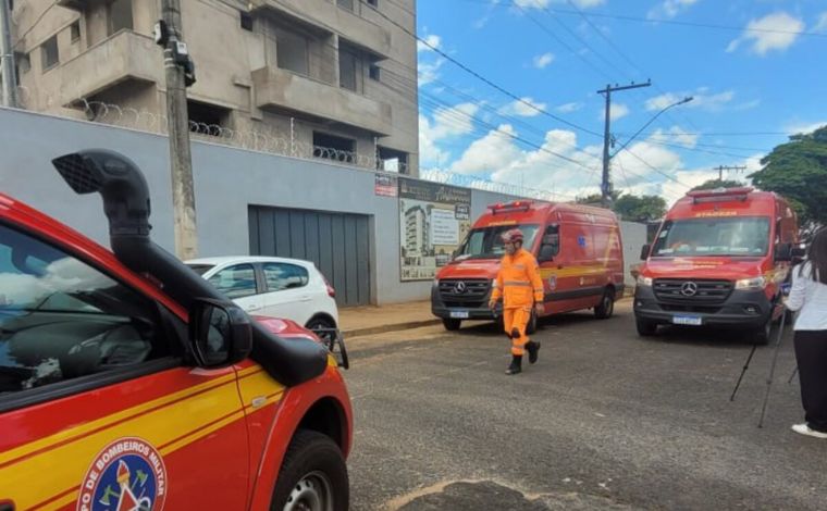 Trabalhador morre e outro fica ferido após elevador de obra despencar de altura de 12 metros em MG