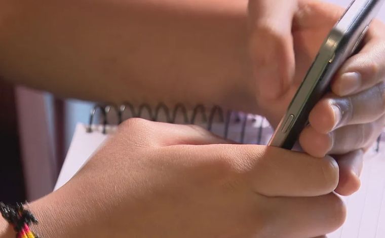 Lei que limita uso de celulares em salas de aula é sancionada e começa a valer em fevereiro