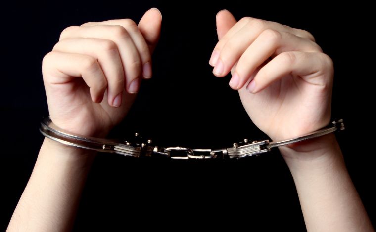 Mulher é presa após confessar que jogou bebê de 11 meses em rio no interior de Minas 