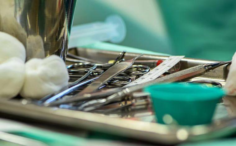 Biomédica envolvida em morte durante lipoaspiração é condenada por deformar rosto de paciente em MG