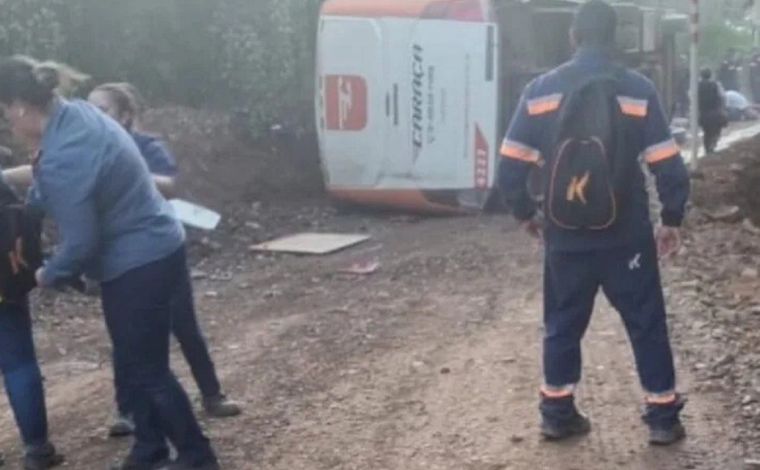 Ônibus com trabalhadores de mineradora perde freios e deixa um morto em MG