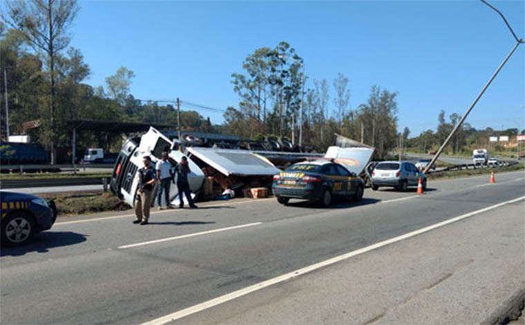 PRF prende saqueadores de carga de caminhão tombado na BR 040