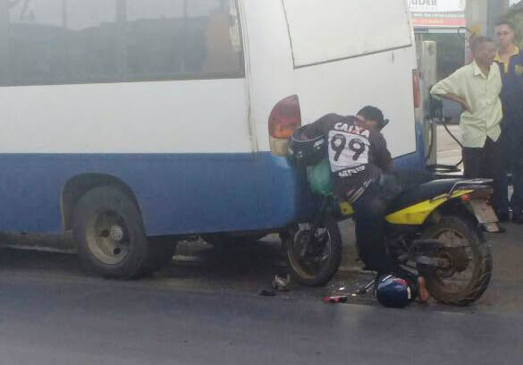 Motociclista é levado inconsciente para o hospital após bater na traseira de micro-ônibus