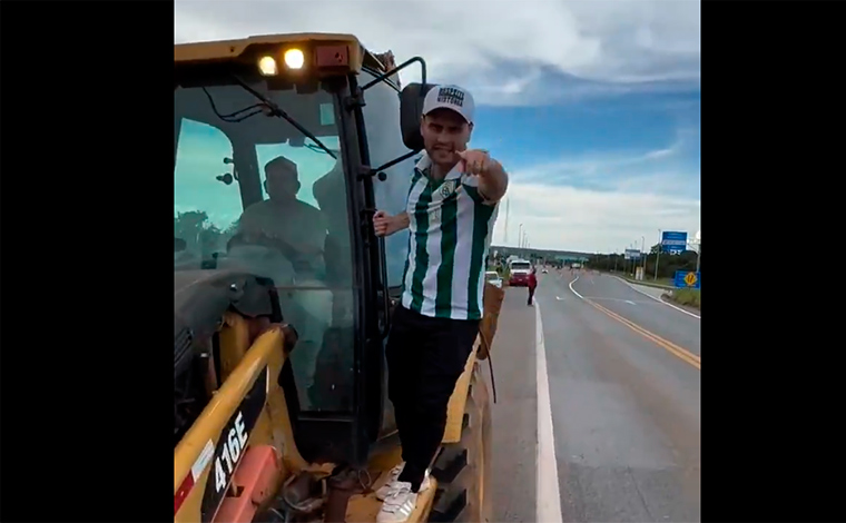 Cleitinho sobe em trator e diz que vai criar desvio para motoristas fugirem de pedágio na BR-040
