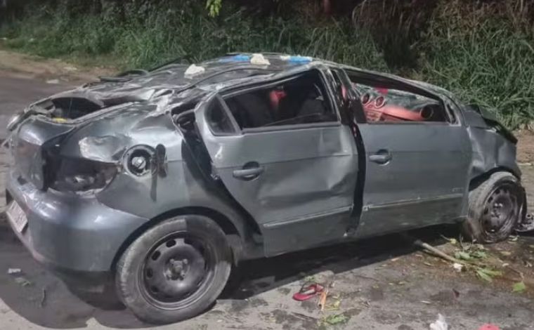 Mulher morre após dirigir bêbada e capotar carro em barranco na Grande BH