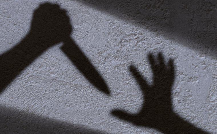 Homem é esfaqueado no pescoço durante briga com a esposa em Sete Lagoas