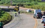 Caminhão carregado de laranja capota na BR-040 e interdita trânsito nos dois sentidos
