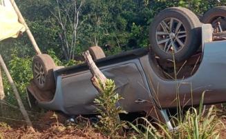 Motorista fica ferida após caminhonete capotar na MG-238 entre Sete Lagoas e Jequitibá
