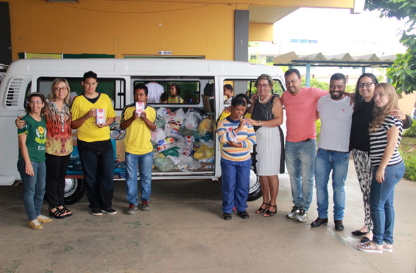 Apae comemora doação de mais de uma tonelada de alimentos não perecíveis