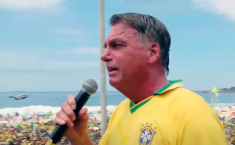 Em Copacabana, Bolsonaro defende anistia, acusa perseguição e garante que não vai fugir