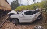 Vídeo: Carro é atingido por trem após cair de viaduto na BR-381, em MG