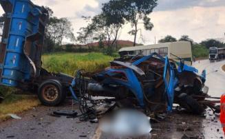 Dois motoristas morrem em colisão entre ônibus e caminhão na BR-146, em MG