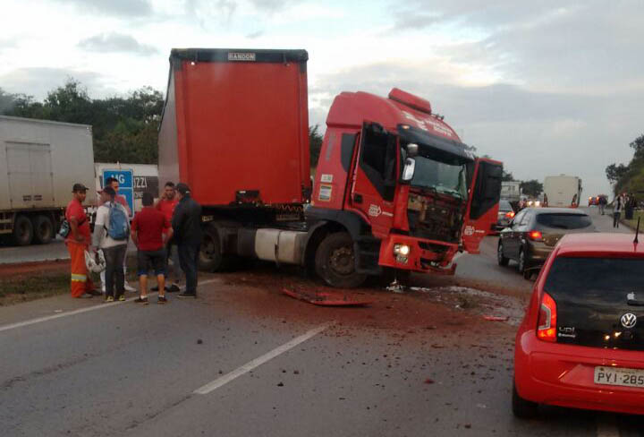 Acidente entre carreta e carro de passeio deixa uma pessoa morta na BR 040