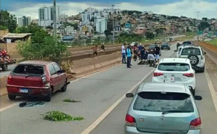 Motociclista morre e mulher fica ferida em acidente com três carros no Anel Rodoviário de BH