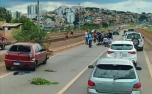 Motociclista morre e mulher fica ferida em acidente com três carros no Anel Rodoviário de BH