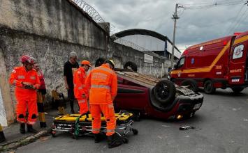 Carro capota após colisão no bairro São Geraldo em Sete Lagoas; idoso fica ferido