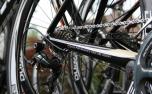 Crianças são atropeladas por retroescavadeira enquanto andavam de bicicleta em MG