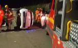 Motorista capota carro na rotatória do Shopping em Sete Lagoas 