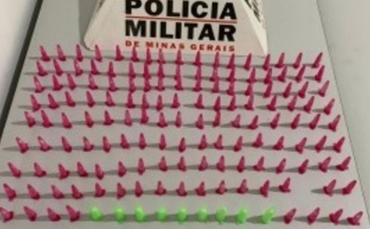 Criança de 7 anos leva cocaína para escola no interior de Minas; tio é preso